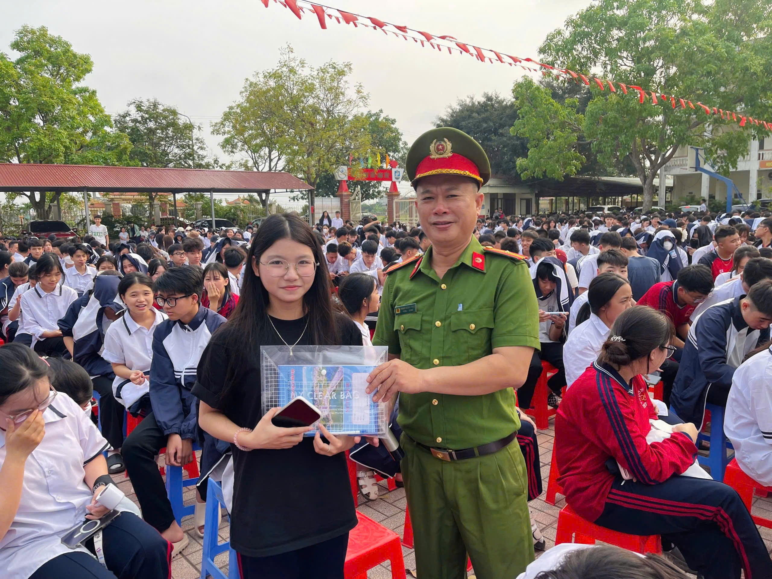 Công an xã Kiến Thụy: Tuyên truyền về kỹ năng PCCC và ATGT tại trường THPT Thụy Hương